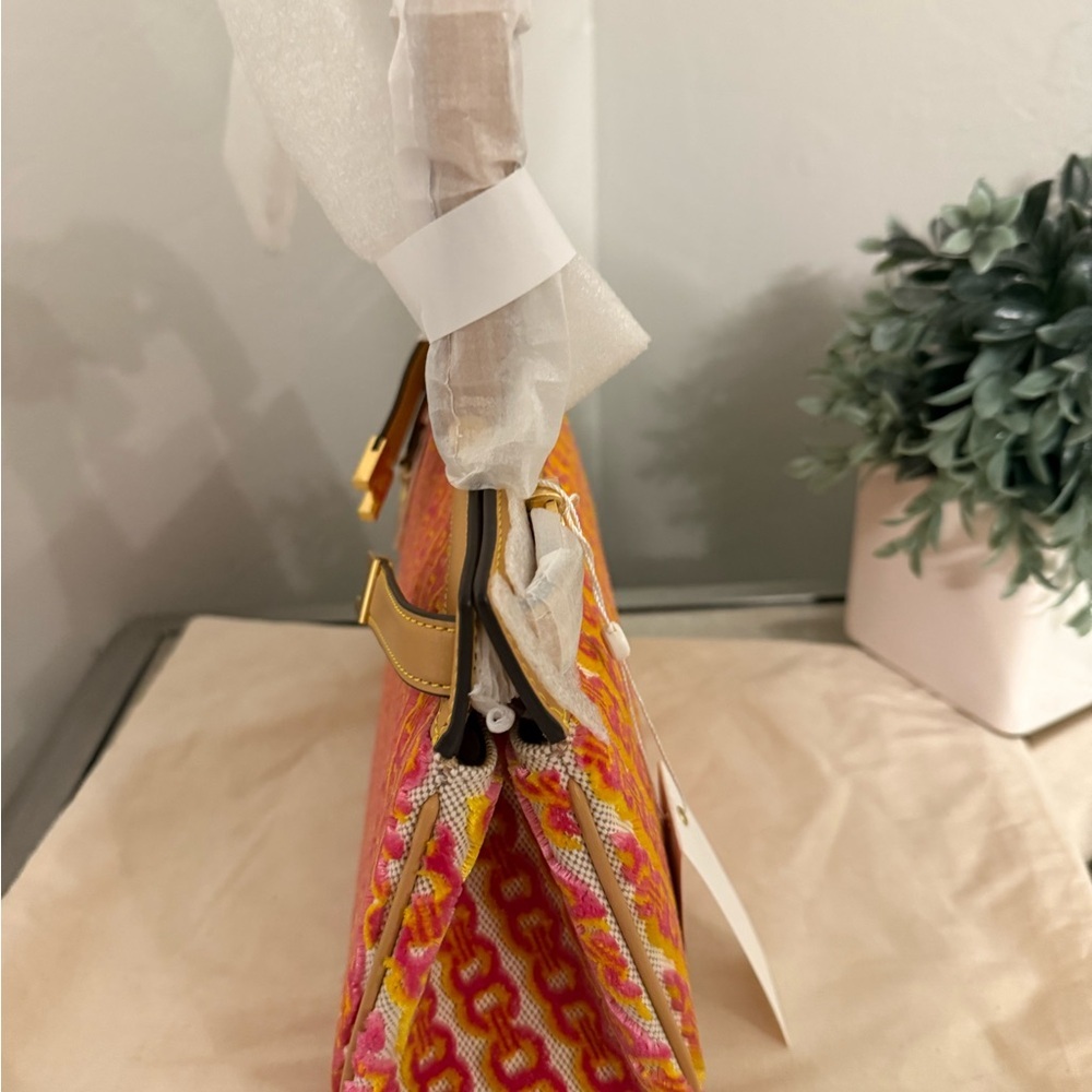 Tory Burch Lee Radziwill Petite velvet handbag
Never worn, with tag
Pink, Velvet - Picture 5 of 9